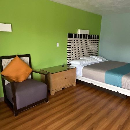 סיקסטון Country Yard Inn And Suites מראה חיצוני תמונה