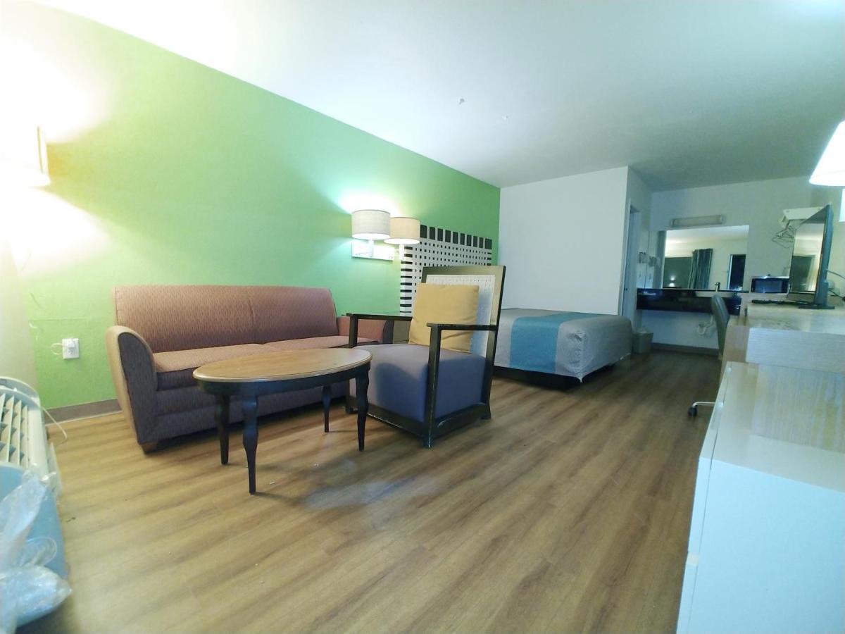 סיקסטון Country Yard Inn And Suites מראה חיצוני תמונה