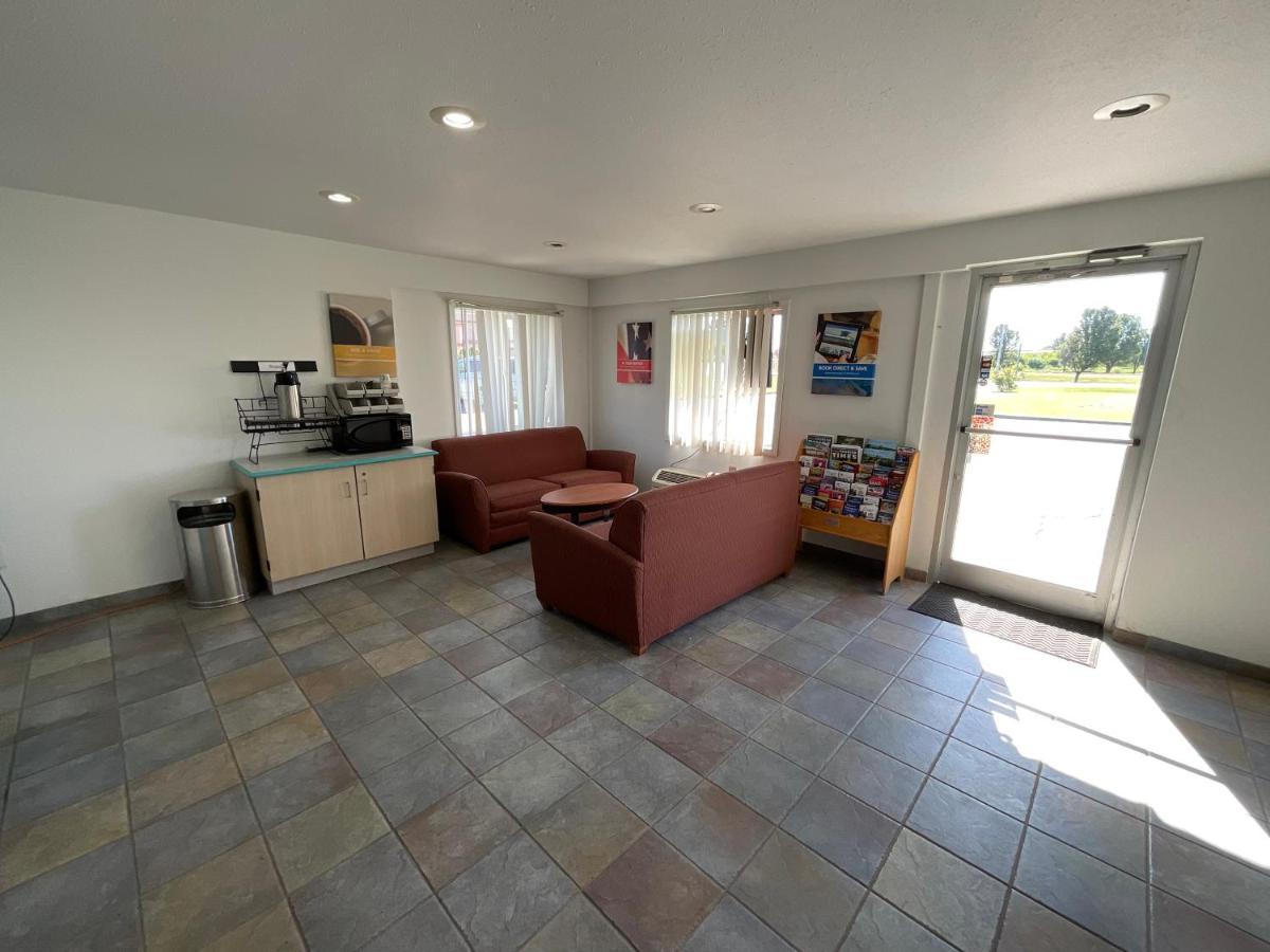 סיקסטון Country Yard Inn And Suites מראה חיצוני תמונה