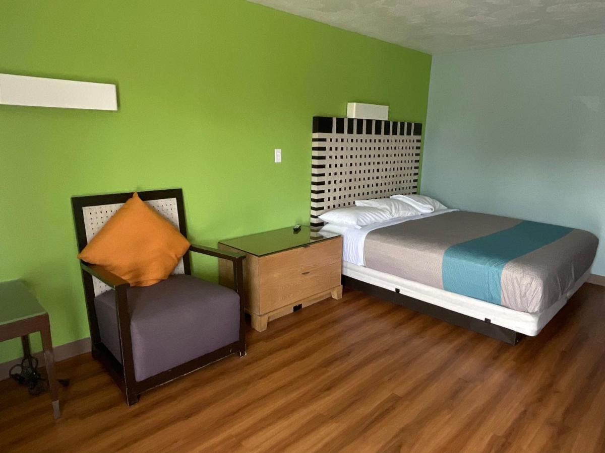 סיקסטון Country Yard Inn And Suites מראה חיצוני תמונה