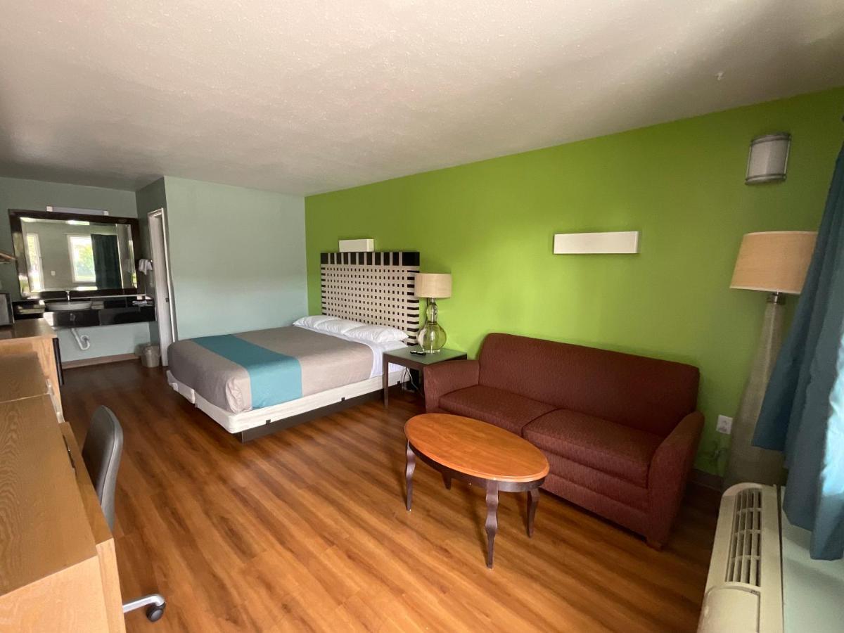סיקסטון Country Yard Inn And Suites מראה חיצוני תמונה