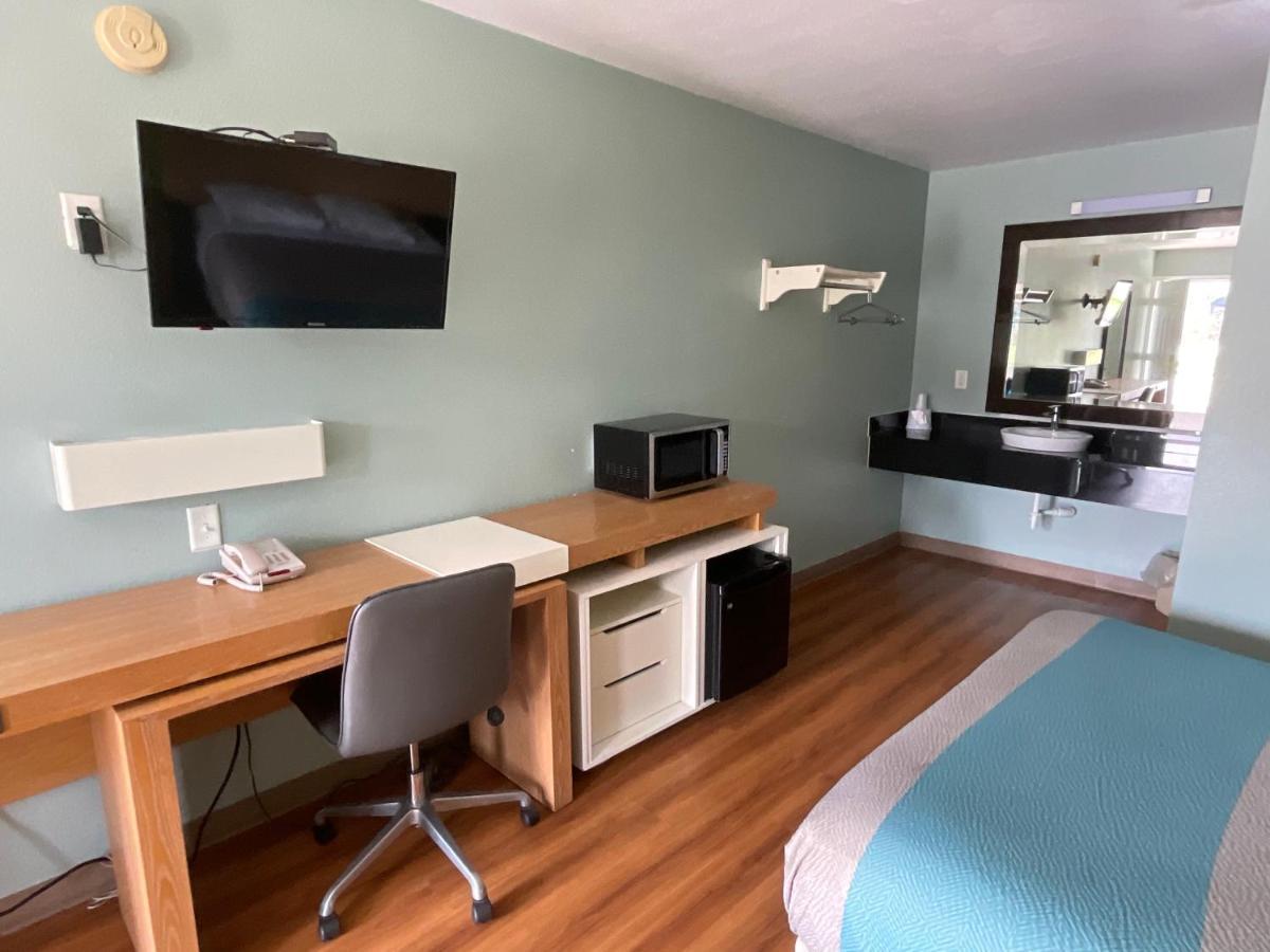 סיקסטון Country Yard Inn And Suites מראה חיצוני תמונה