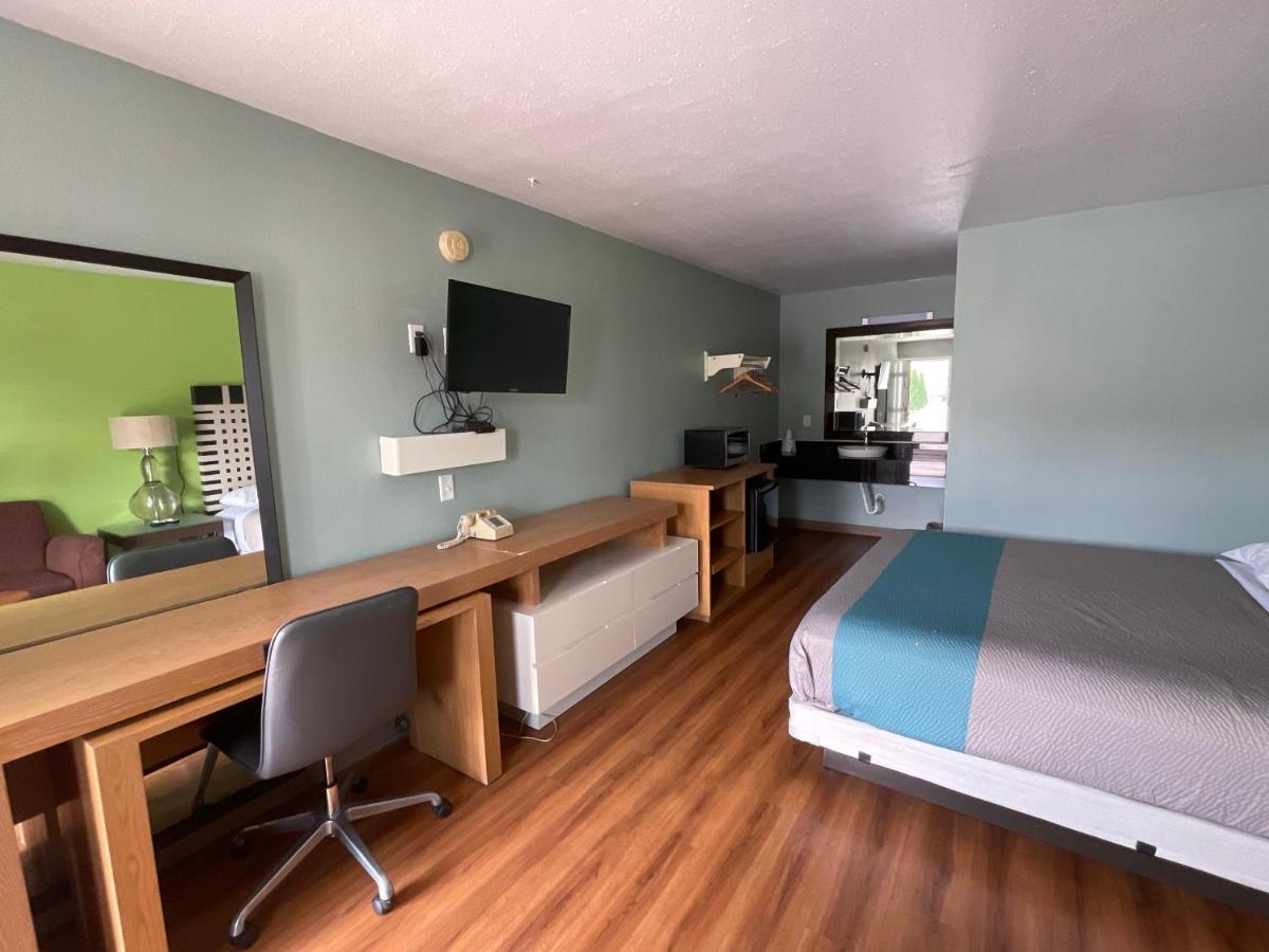 סיקסטון Country Yard Inn And Suites מראה חיצוני תמונה