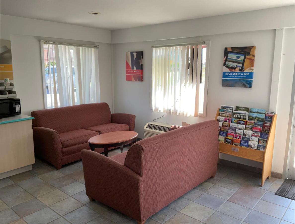סיקסטון Country Yard Inn And Suites מראה חיצוני תמונה