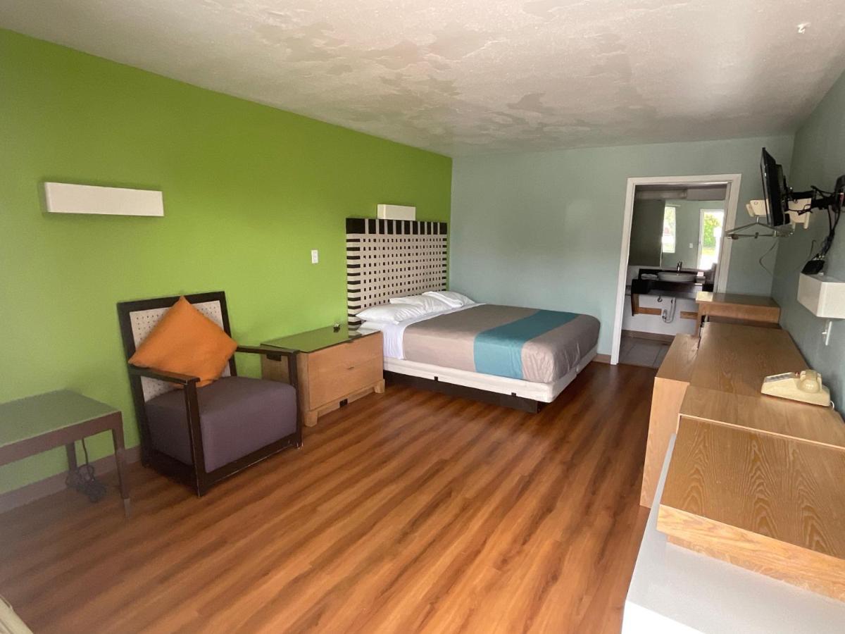 סיקסטון Country Yard Inn And Suites מראה חיצוני תמונה