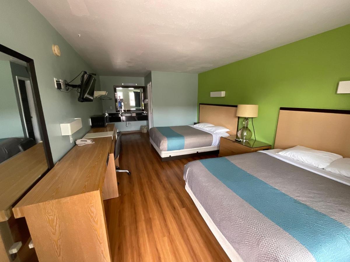 סיקסטון Country Yard Inn And Suites מראה חיצוני תמונה