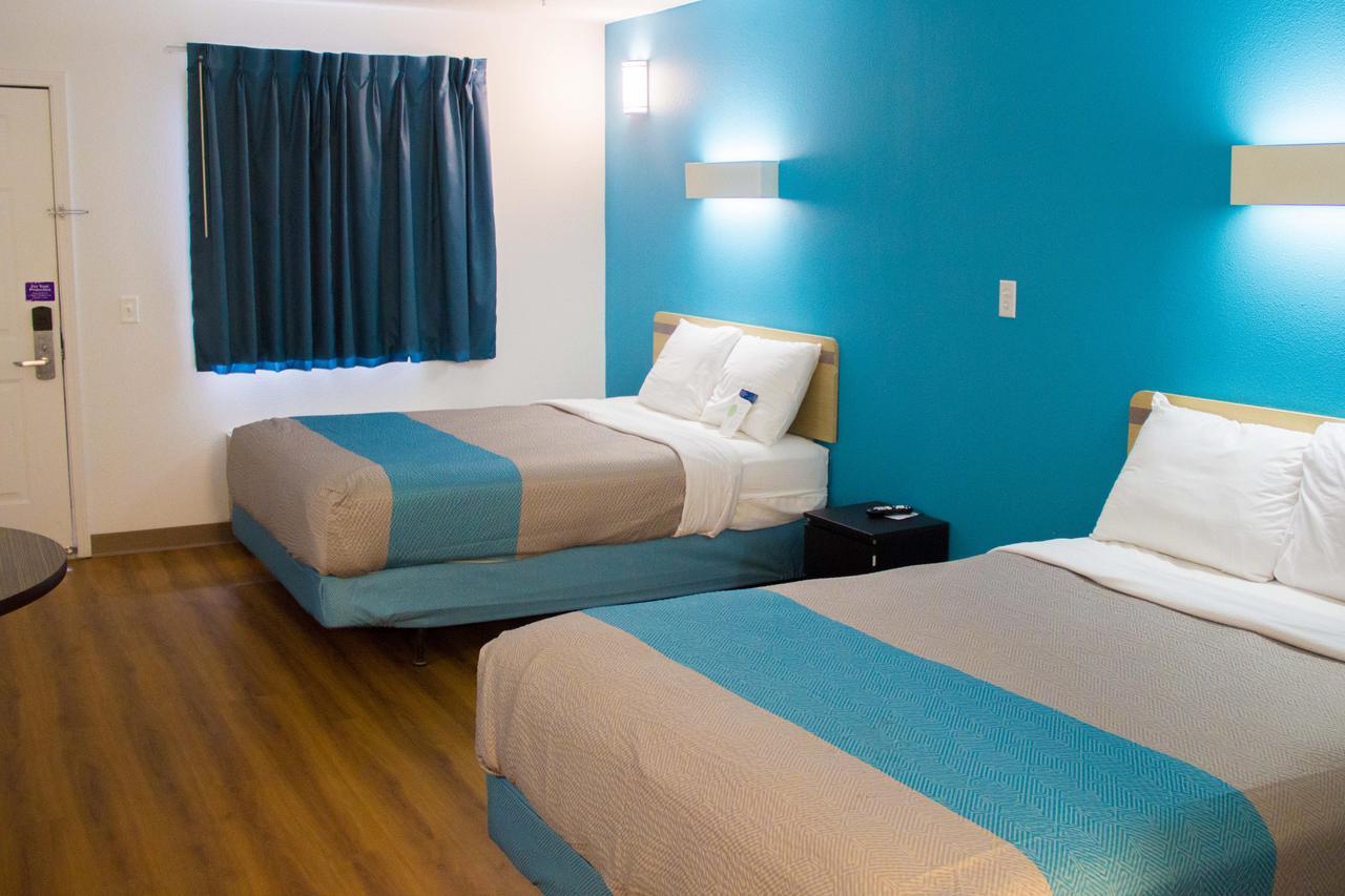 סיקסטון Country Yard Inn And Suites מראה חיצוני תמונה