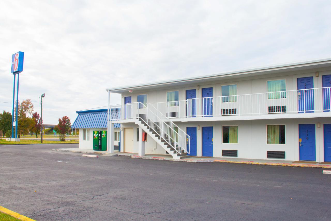 סיקסטון Country Yard Inn And Suites מראה חיצוני תמונה