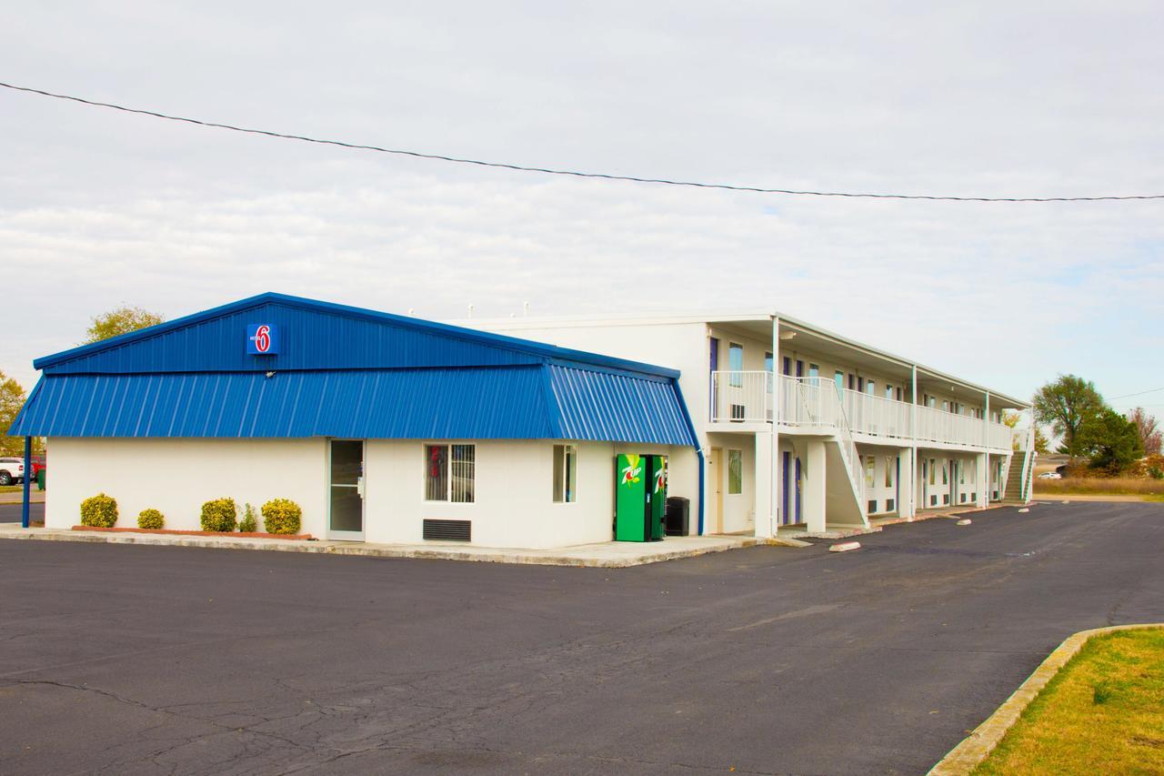 סיקסטון Country Yard Inn And Suites מראה חיצוני תמונה