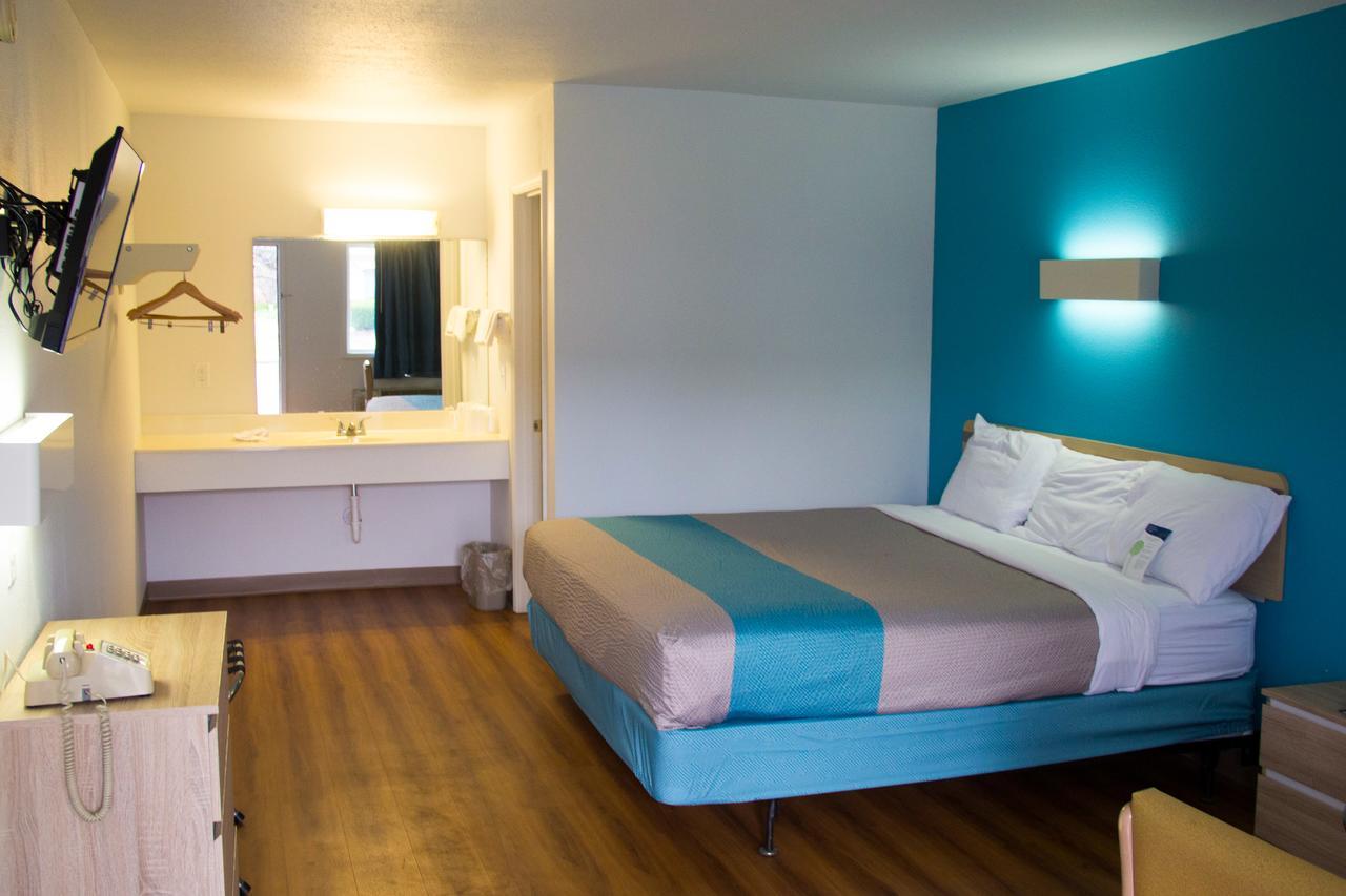 סיקסטון Country Yard Inn And Suites מראה חיצוני תמונה