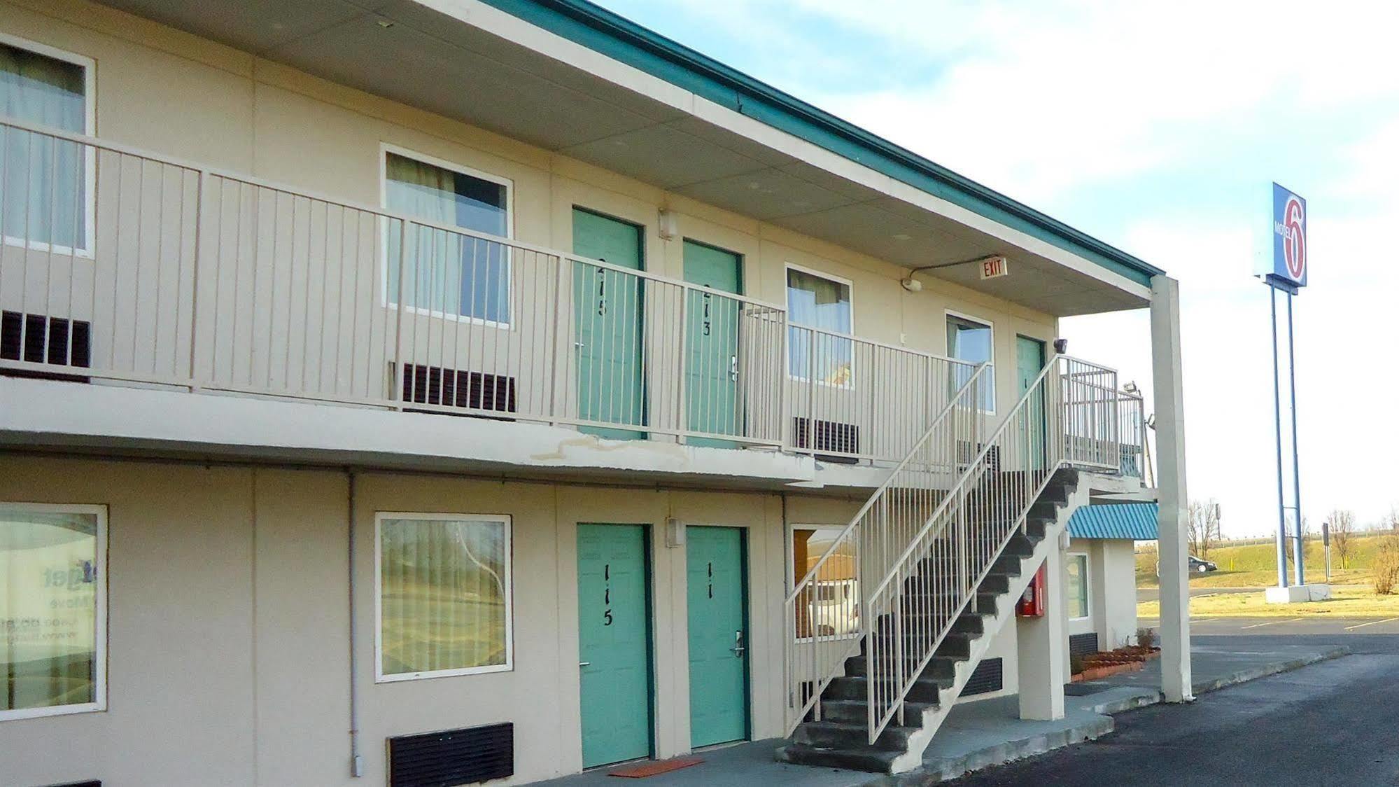 סיקסטון Country Yard Inn And Suites מראה חיצוני תמונה