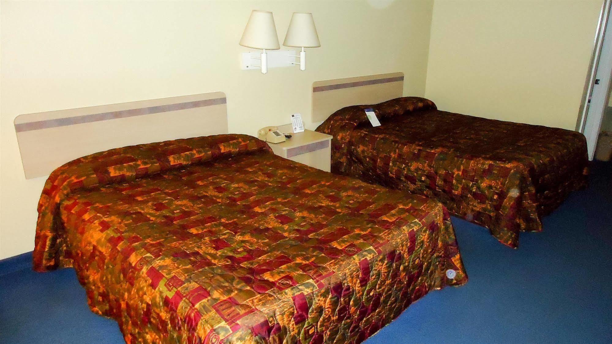 סיקסטון Country Yard Inn And Suites מראה חיצוני תמונה