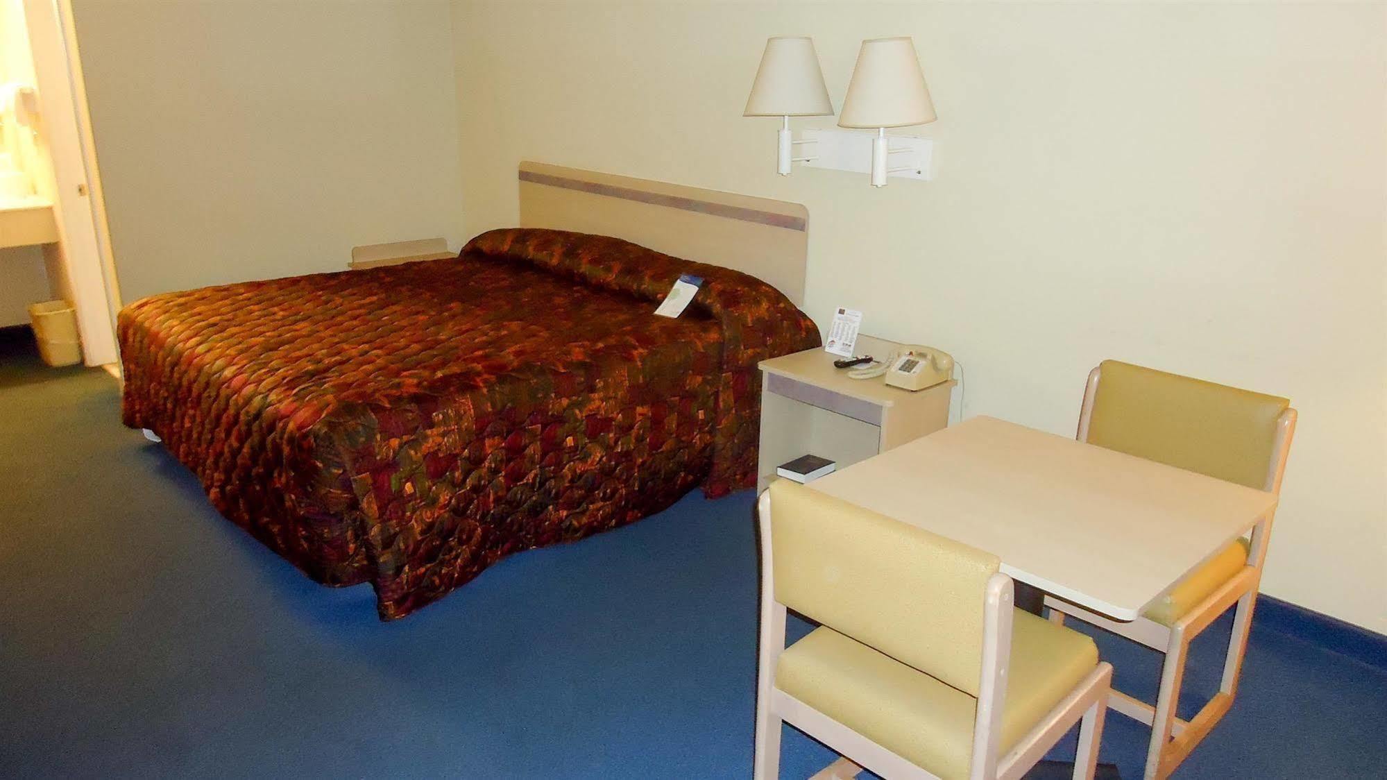 סיקסטון Country Yard Inn And Suites מראה חיצוני תמונה