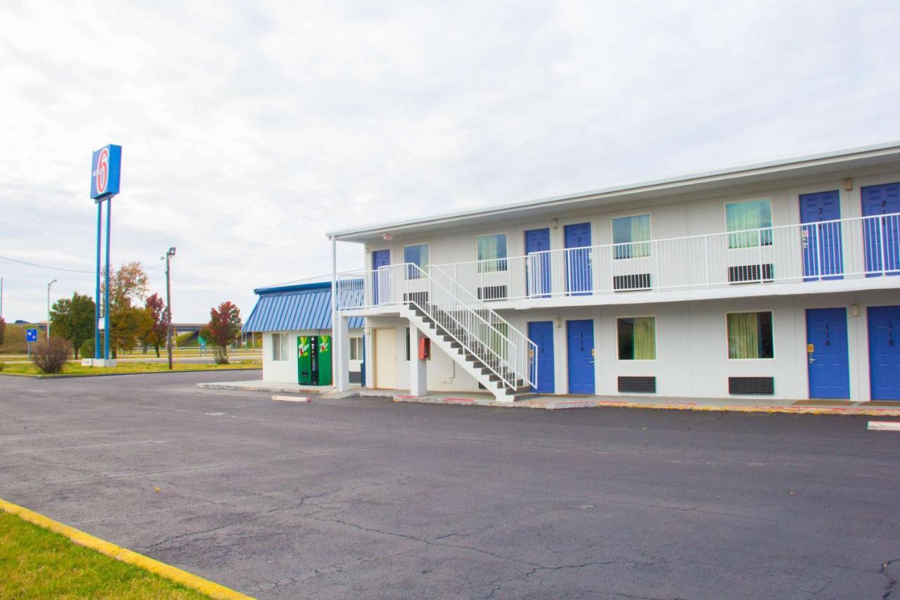 סיקסטון Country Yard Inn And Suites מראה חיצוני תמונה