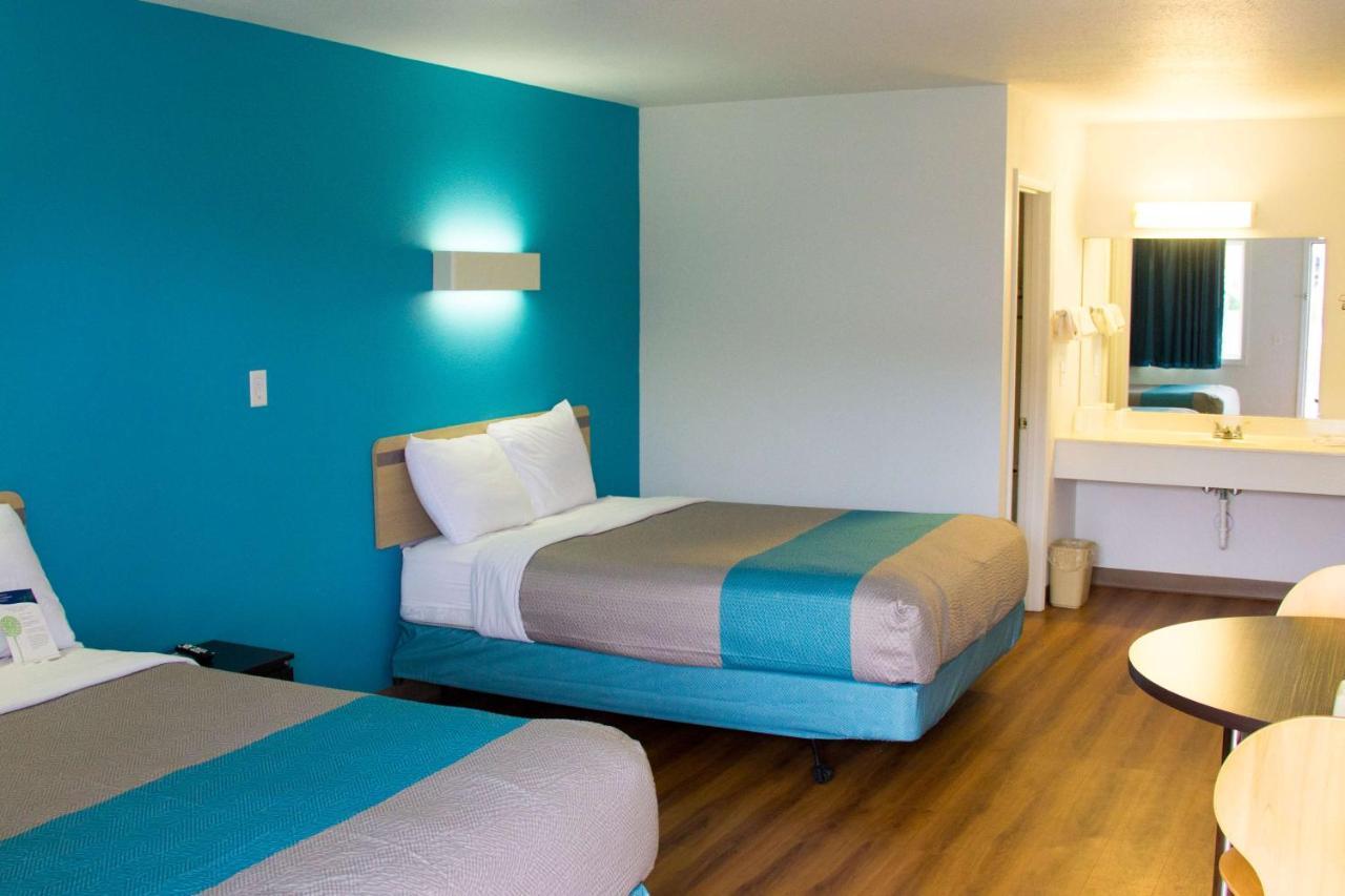 סיקסטון Country Yard Inn And Suites מראה חיצוני תמונה