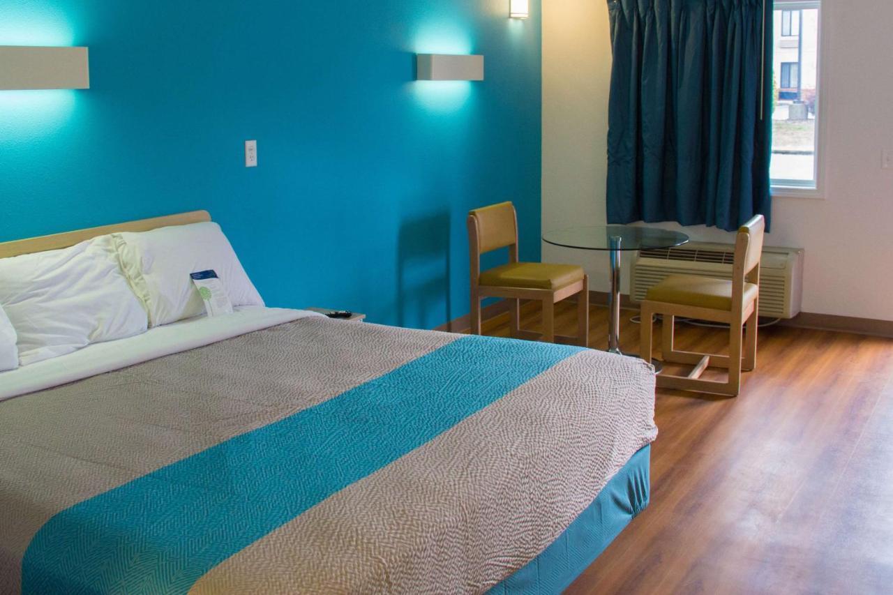 סיקסטון Country Yard Inn And Suites מראה חיצוני תמונה