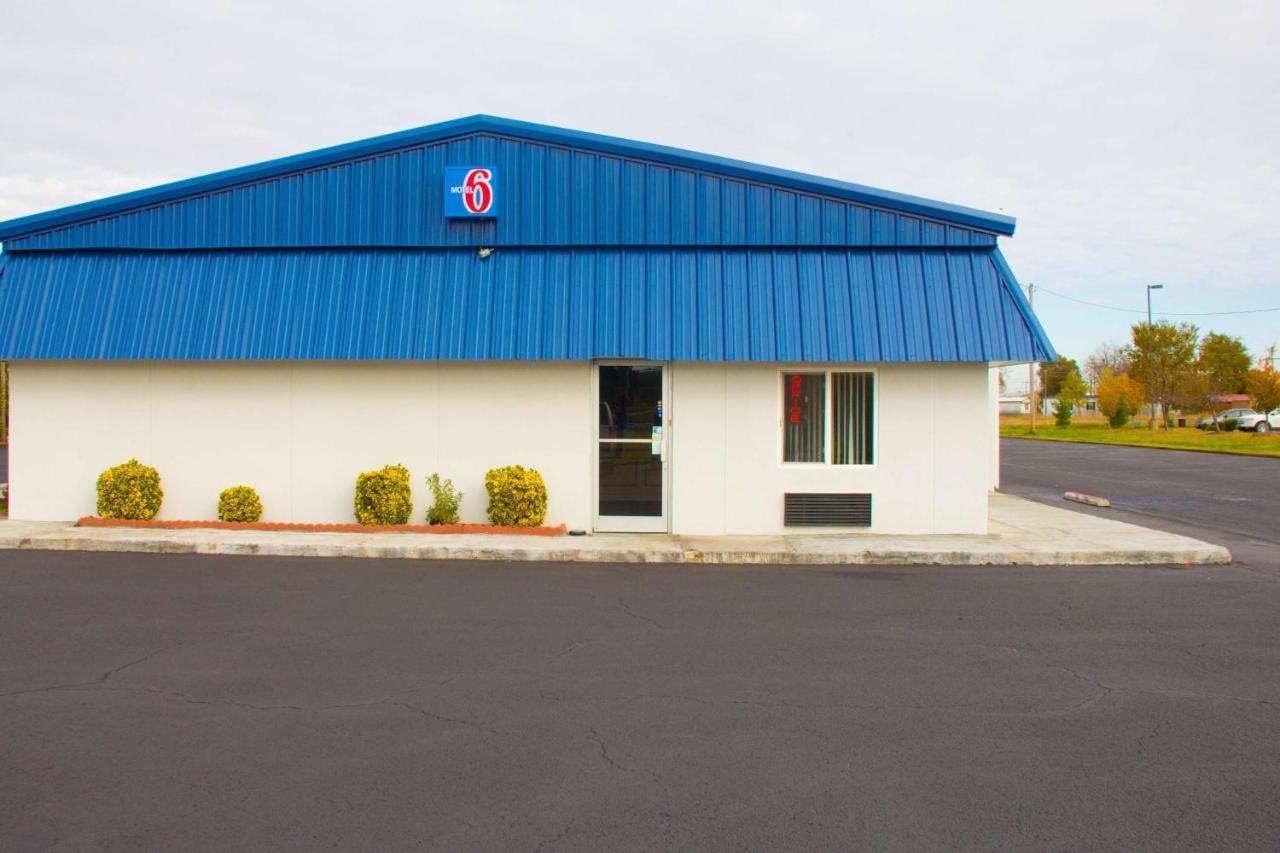 סיקסטון Country Yard Inn And Suites מראה חיצוני תמונה