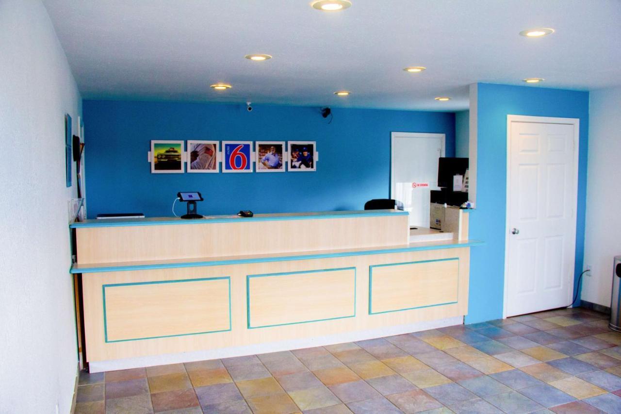 סיקסטון Country Yard Inn And Suites מראה חיצוני תמונה